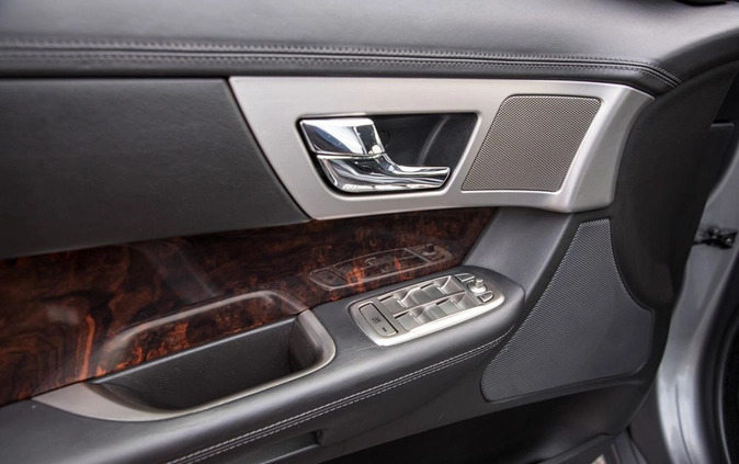 Jaguar XF cena 47900 przebieg: 222000, rok produkcji 2008 z Suchedniów małe 191